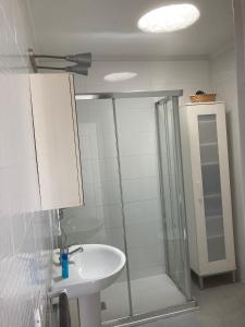 een badkamer met een douche en een wastafel bij Casa Tito in Puerto del Carmen