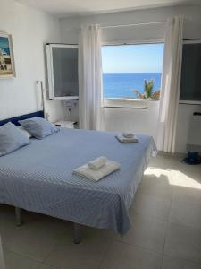 een slaapkamer met een bed en uitzicht op de oceaan bij Casa Tito in Puerto del Carmen