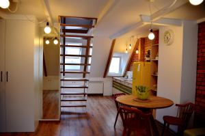 una cocina y comedor con una escalera en una casa pequeña en Jono Apartment, en Klaipėda