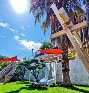 una casa con una hamaca y una palmera en Favola Exclusive b&b, en Pescara