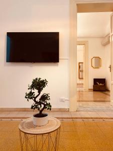 Televizorius ir (arba) pramogų centras apgyvendinimo įstaigoje Palermo Center Residenza IN Cattedrale Superior Apartment