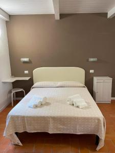 um quarto com uma cama com duas toalhas em Dimora Toscana em Treggiaia