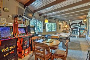 Habitación con mesa y mesa de billar en Family Cabin with Game Room Near Hiking and Skiing!, en Lake Arrowhead