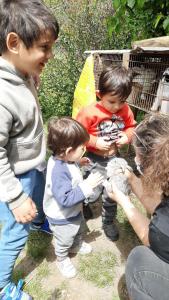 un grupo de niños jugando con un animal de peluche en La Carmencita casa de campo, Manzanares, Pilar en Pilar