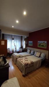 Postel nebo postele na pokoji v ubytování Hostal Escartín