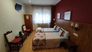 Postel nebo postele na pokoji v ubytování Hostal Escartín
