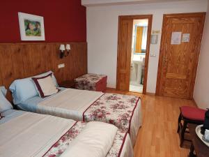 Postel nebo postele na pokoji v ubytování Hostal Escartín