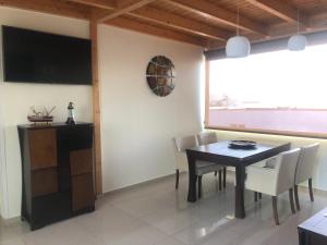 Vivienda Vacacional Casa Lina的电视和/或娱乐中心