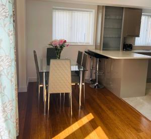 une cuisine avec une table, des chaises et un comptoir dans l'établissement Sunny Corner, Padstow. Spacious 3 bedrooms, 2.5 bathrooms, parking, garden., à Padstow 14 autres photos