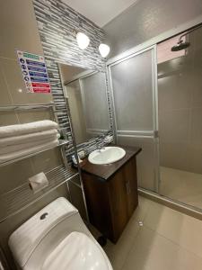 USGAR Machupicchu Boutique في ماتشو بيتشو: حمام مع مرحاض ومغسلة ودش