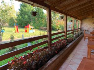 einen Holzzaun mit Blumen im Garten in der Unterkunft Domaćinstvo Bakić in Irig
