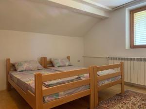 Ένα ή περισσότερα κρεβάτια σε δωμάτιο στο Domaćinstvo Bakić