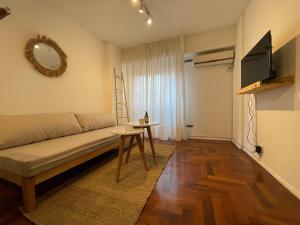 - un salon avec un canapé et une table dans l'établissement NUEVA CORDOBA HOUSING - Chacabuco Premium, à Córdoba
