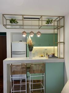 une cuisine avec un comptoir avec deux chaises et un îlot de cuisine dans l'établissement NUEVA CORDOBA HOUSING - Chacabuco Premium, à Córdoba