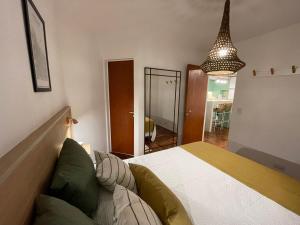 - une chambre avec un lit et un canapé dans l'établissement NUEVA CORDOBA HOUSING - Chacabuco Premium, à Córdoba