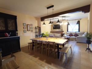 a dining room and living room with a table and chairs at Alojamiento Rural El Ojuelo in El Ojuelo