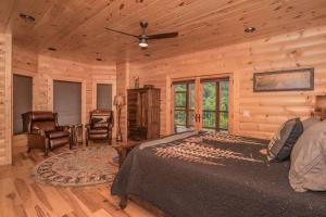 Ένα ή περισσότερα κρεβάτια σε δωμάτιο στο Roaring Fork Lodge