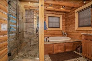 Kupaonica u objektu Roaring Fork Lodge