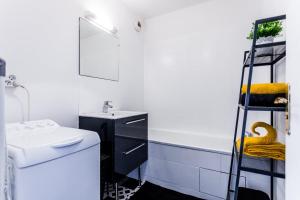 a bathroom with a sink and a ladder next to a bath tub at ANJA - Top Hôte Paris - 6 Personnes Balcon Parking in Saint-Denis