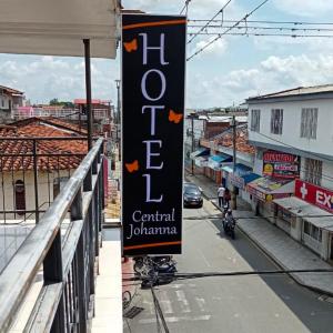 een bord voor een hotel aan de straatkant bij Hotel Central Johanna in Tuluá