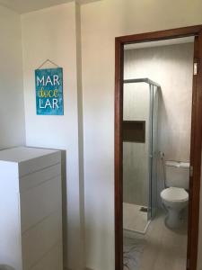 ein Bad mit WC und ein Schild an der Wand in der Unterkunft Taiba Beach Resort Térreo 2 quartos in São Gonçalo do Amarante