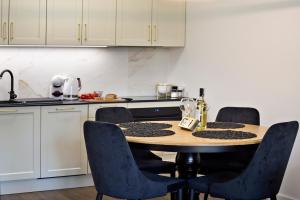 Kuchyňa alebo kuchynka v ubytovaní Marina Mokotow P&O Serviced Apartments