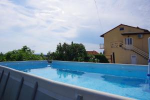 Der Swimmingpool an oder in der Nähe von Apartments Opsenica