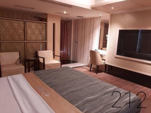 Säng eller sängar i ett rum på Chateau Motel & Spa (Daliao)