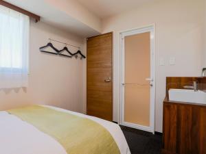 Postel nebo postele na pokoji v ubytování Hotel Wing International Takamatsu