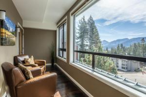 Gallery image of DELUXE SLOPESIDE Condo with 4th FLOOR VIEWS! Exclusive Home Available for Holiday only! BOOK today 1849 Condos 409 home in Mammoth Lakes