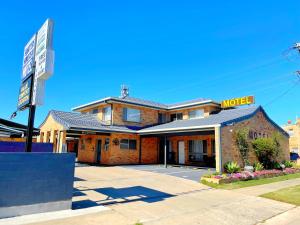 a motel sign in front of a brick building at Squatters Homestead Motel in Casino