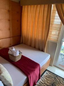 um pequeno quarto com uma cama e uma janela em EMSMAR 908 Wind Residences Tagaytay em Tagaytay