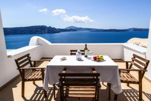 una mesa con una bandeja de fruta en el balcón en Top Oia, en Oia