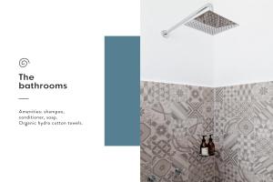 een badkamer met een tegelvloer en 2 flessen wijn bij Azul Cordoba By The Local Way in Mexico-Stad +22 foto's