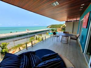 un salon avec un canapé et une vue sur l'océan dans l'établissement Casa Áurea! A 100 metros da areia de Ponta Negra, com vista deslumbrante do mar, à Natal