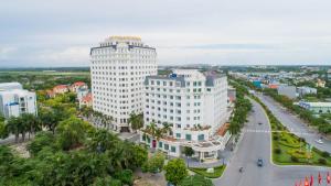 eine Luftansicht eines großen weißen Gebäudes in der Unterkunft Pearl River Hotel in Haiphong
