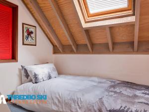 sypialnia z łóżkiem i drewnianym sufitem w obiekcie Sneznik w mieście Thredbo