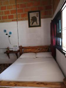 um quarto com uma cama grande num quarto em Hotel Arqueológico San Agustín em San Agustín