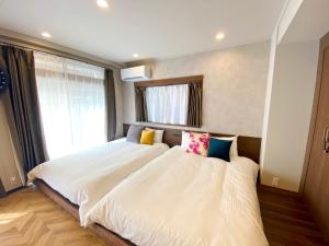 Tempat tidur dalam kamar di TABISAI HOTEL Suite 博多