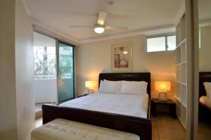 Un dormitorio con una cama grande y una ventana en Chateau Royale Beach Resort en Maroochydore
