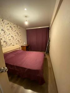 アンガルスクにあるApartments 17a quarter, 28のベッドルーム(紫色のベッド1台、紫色のカーテン付)