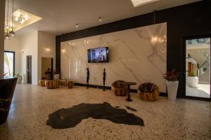 TV a/nebo společenská místnost v ubytování The One Resort Zanzibar