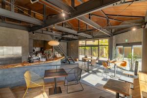 una habitación con mesas y sillas y una cocina en Onsen Guesthouse HAKONE TENT en Hakone