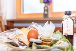 Makanan di atau berdekatan apartmen