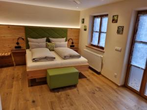 Postel nebo postele na pokoji v ubytování Landhotel Großeiberhof + 32 fotografií