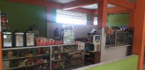 una tienda con un mostrador en una tienda en OYO 90706 Kost Alam Jaya Syariah en Karawang