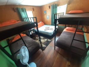 Postel nebo postele na pokoji v ubytování Boquete Town Hostal