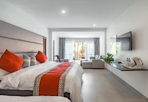 een slaapkamer met een groot bed en een woonkamer bij Southern Palms Beach Resort in Diani Beach