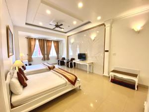 Giường trong phòng chung tại Tulip Hotel