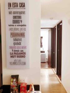a hallway with a wall with a sign on it at Moderno APTO con aire acondicionado y Netflix en Villavicencio in Villavicencio